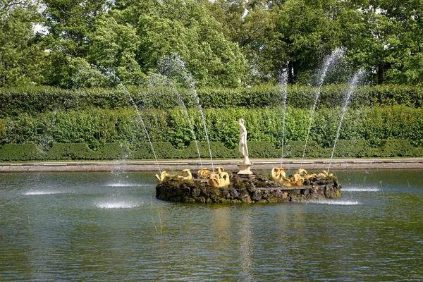 Peterhof, Ryssland - 24 juli 2015: Fontäner av torget dammar i övre trädgården — Stockfoto