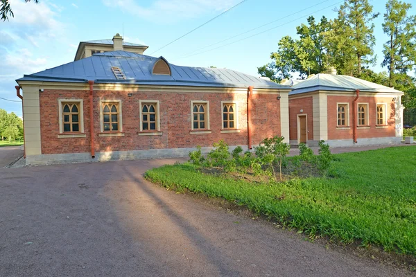 Peterhof, Rosja - zm. 24 lipca 2015: Centrum Muzeum dzieci "Nowa Farma". Aleksandrii park — Zdjęcie stockowe