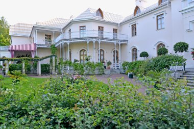 Peterhof, Rusya - 24 Temmuz 2015: The Cottage palace park İskenderiye