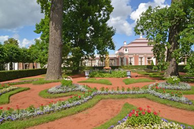 Peterhof, Rusya - 24 Temmuz 2015: Görünümü Monplezirsky Bahçe ve Saray Monplezir. Alt park