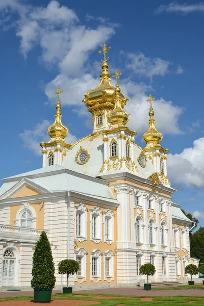 PETERHOF, RUSSIA - JULY 24, 2015: Church of Saints Peter and Paul in the Grand Peterhof Palace. Top garden — Stock Photo, Image