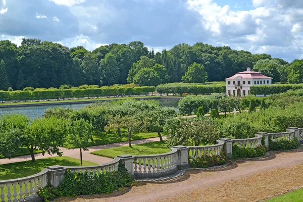 PETERHOF, RUSSIA - 24 LUGLIO 2015: Veduta del parco e del palazzo dei Marli in una giornata di sole estivo — Foto Stock