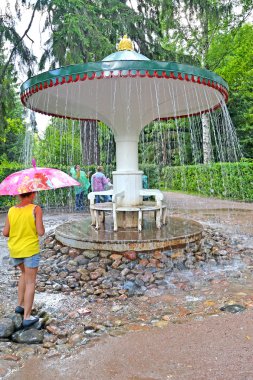 Peterhof, Rusya - 24 Temmuz 2015: Kız şemsiye çeşme kırık Nizhny Park hakkında