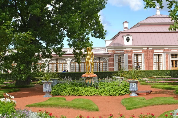 ペテルゴフ, ロシア連邦 - 2015 年 7 月 24 日: Monplezirsky の庭園と宮殿 Monplezir の観下の公園 — ストック写真