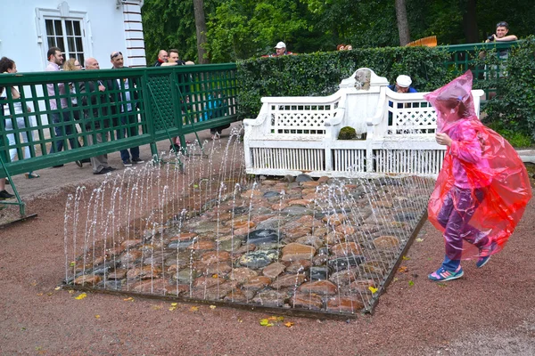 PETERHOF, RUSSIA - JULY 24, 2015: The Bench fountain cracker in the Monplezirsky garden. Lower park — Stock Photo, Image