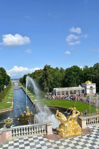 PETERHOF, RUSIA - 24 de julio de 2015: Vista de la gran cascada, canal del mar, columnata Voronikhinsky — Foto de Stock