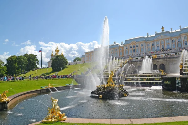 Peterhof, russland - 24. juli 2015: blick auf den "samson, der ein löwenmaul zerreißt" brunnen und große kaskade. Unterer Park — Stockfoto