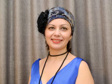 Ortalama yılda bir şapka bir örtü ile zarif bayan. Portre