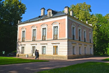 San, Rusya - 25 Temmuz 2015: Palace of Peter III yaz güneşli bir gün içinde. Lomonosov