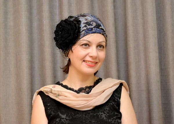 Radosny kobieta lat średnia w kapeluszu z welonem i szalik. Portret — Zdjęcie stockowe