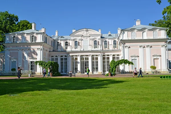 ORANIENBAUM, RUSSIA - JULY 25, 2015: A facade of the Chinese pallace in summer day — Stock Photo, Image