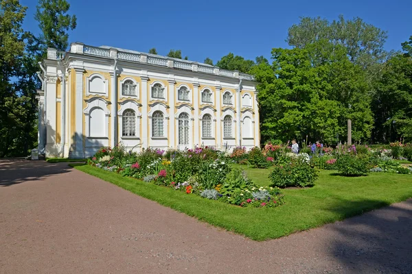 Oranienbaum, Rusko - 25 července 2015: The Stone Hall pavilon v letní den — Stock fotografie