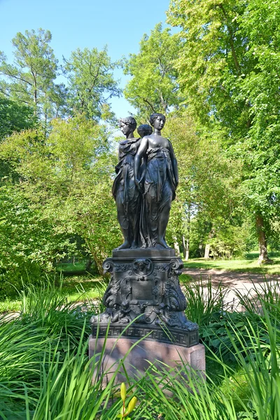 ORANIENBAUM, RUSSIA - JULY 25, 2015: Sculptural group "Three graces" ("Three virtues") — Stock Photo, Image