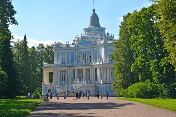 Oranienbaum, Oroszország - 2015. július 25.: A vízi csúszda pavilion nyári nap — Stock Fotó