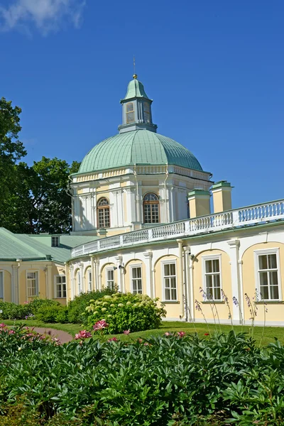 ORANIENBAUM, RÚSSIA - 25 de julho de 2015: Pavilhão da Igreja do Grande Palácio Menshikov no verão — Fotografia de Stock