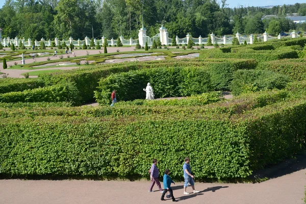 ОРАНИЕНБАУМ, РОССИЯ - 25 июля 2015 г.: Вид на Нижний сад летом — стоковое фото