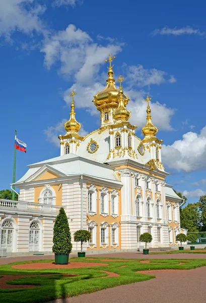 PETERHOF, RUSIA - 24 de julio de 2015: Iglesia de los Santos Pedro y Pablo en el Palacio del Gran Peterhof. Jardín superior —  Fotos de Stock