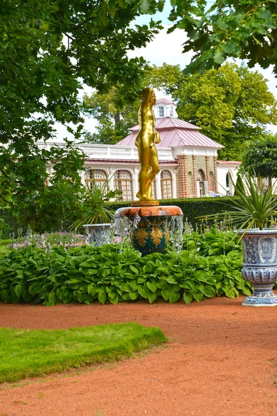 ORANIENBAUM, RUSIA - 25 de julio de 2015: Vista del jardín de Nizhn en verano —  Fotos de Stock