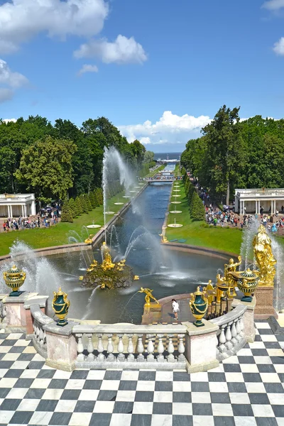 ORANIENBAUM, RUSSIA - 25 LUGLIO 2015: Veduta del giardino di Nizhn in estate — Foto Stock