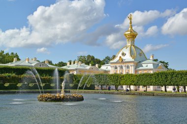 Peterhof, Rusya - 24 Temmuz 2015: Çeşmeler kare göletler özel depo karşı bir görünüm