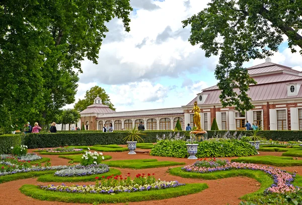 PETERHOF, RUSSIA - JULY 24, 2015: View of the Monplezirsky garde  and palace Monplezir — Stock Photo, Image