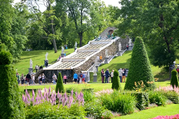 PETERHOF, RUSIA - 24 de julio de 2015: Una vista de la cascada de la Montaña de Ajedrez en un día soleado de verano — Foto de Stock