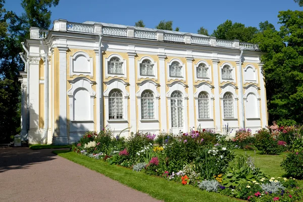 ORANIENBAUM, RUSSIA - JULY 25, 2015: The Stone Hall pavilion in  summer day — Stock Photo, Image