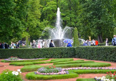 Peterhof, Rusya - 24 Temmuz 2015: Demet çeşme ile Monplezirsky bahçenin bir köşesinde