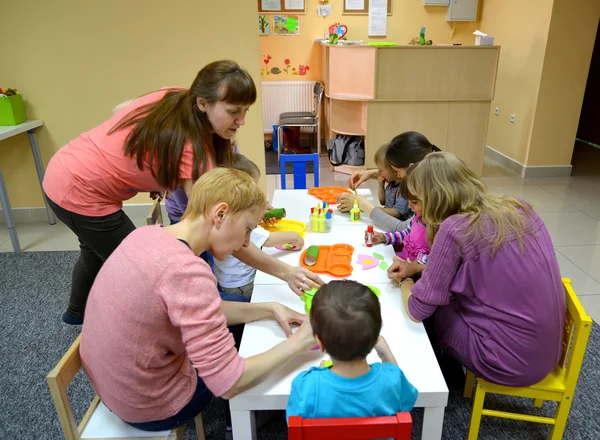 KALINININGRAD, RUSIA - 17 DE ABRIL DE 2014: Los niños hacen productos caseros con el tutor y los padres. Estudio de desarrollo creativo —  Fotos de Stock