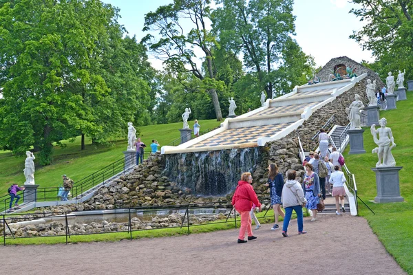 Peterhof, 러시아-2015 년 7 월 24 일: 여름에 체스 산 캐스케이드의 보기 — 스톡 사진