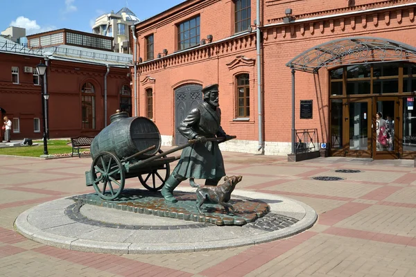 ST. PETERSBURG, RUSSIA - JULY 15, 2015: A monument to the St. Petersburg water carrier in the territory of the museum "Water Universe" — Stock Photo, Image