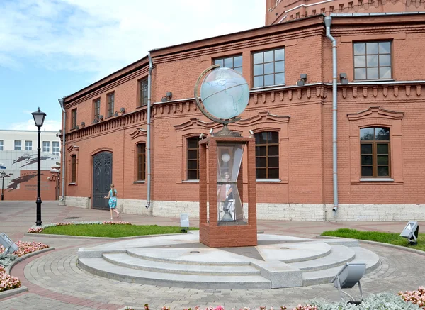 ST. PETERSBURG, RUSSIA - JULY 15, 2015: Installation "Globe" in he territory of the museum "Water Universe" — Stock Photo, Image