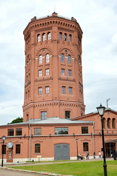 ST. PETERSBURG, RÚSSIA - 15 de julho de 2015: Uma velha torre de água - o museu "World of Water of St. Petersburg " — Fotografia de Stock