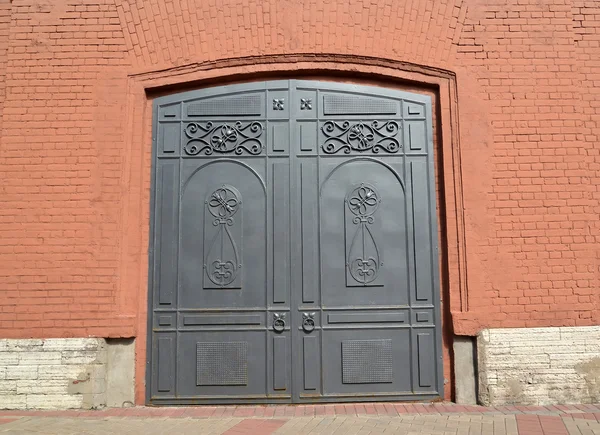 Ziegelfassade mit Metalltor. St. petersburg — Stockfoto