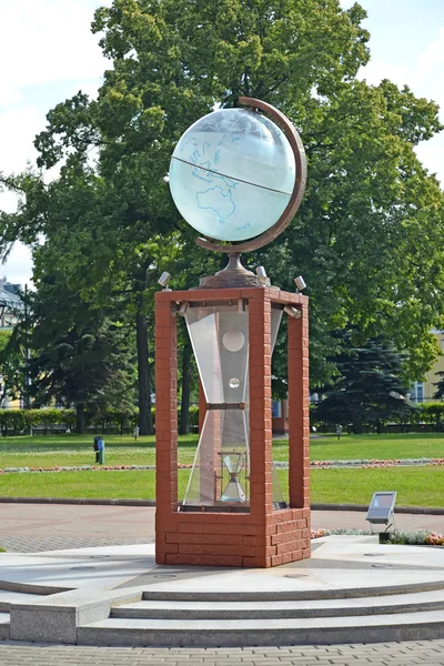 St. Petersburg, Ryssland - 15 juli 2015: Installation "Globe" på museet territorium komplexa "vatten universum" — Stockfoto
