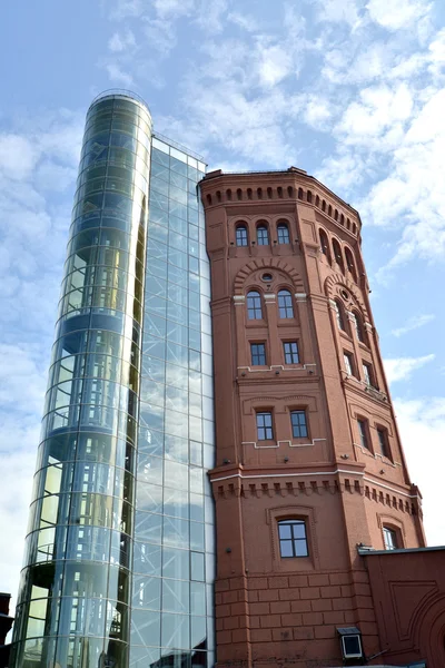 Antigua torre de agua y mina de elevación externa del museo "World of Water of St. Petersburg". San Petersburgo —  Fotos de Stock