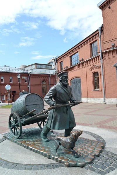 ST PETERSBURG, RUSSIE - 15 JUILLET 2015 : Un monument au porteur d'eau de Saint-Pétersbourg sur un complexe muséal "Le monde de l'eau de Saint-Pétersbourg — Photo
