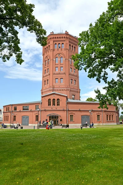 ST. PETERSBURG, RÚSSIA - 15 de julho de 2015: Uma visão de uma velha torre de água - o museu "World of Water of St. Petersburg " — Fotografia de Stock