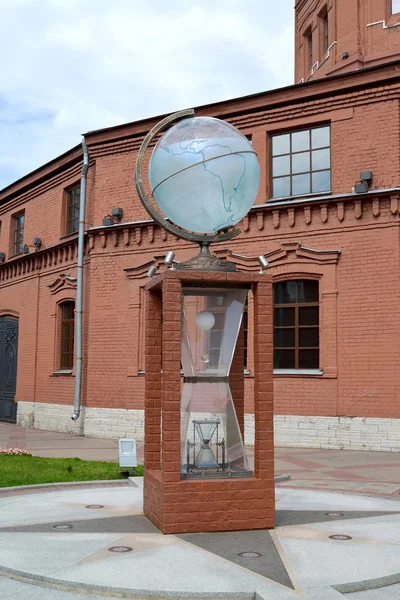 St. Petersburg, Rusko - 15 července 2015: Instalace "Globus" na území muzea "vodní vesmír" — Stock fotografie