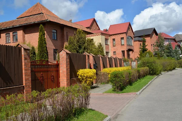 Kırmızı tuğla yazlık yerleşim üzerinden Konakları. Kaliningrad — Stok fotoğraf