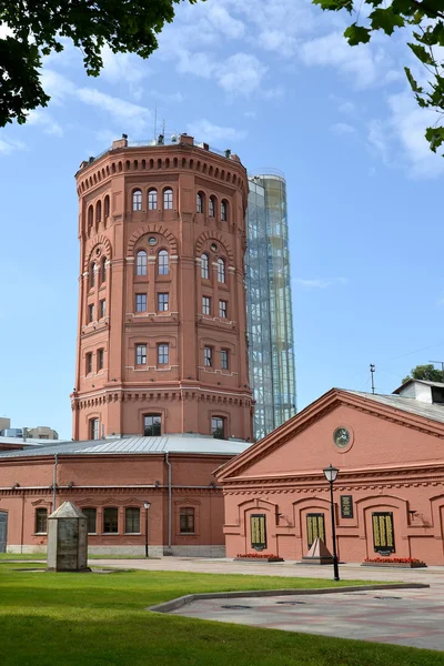 ST. PETERSBURG, RUSIA - 15 DE JULIO DE 2015: Una antigua torre de agua con mina de elevación externa —  Fotos de Stock