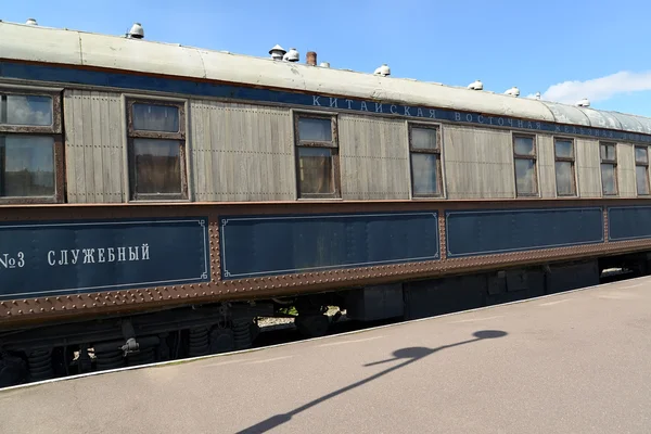 ST. PETERSBURG, RUSSIE - 23 JUILLET 2015 : Le salon des voitures de bureau du chemin de fer est-chinois coûte à la plate-forme — Photo