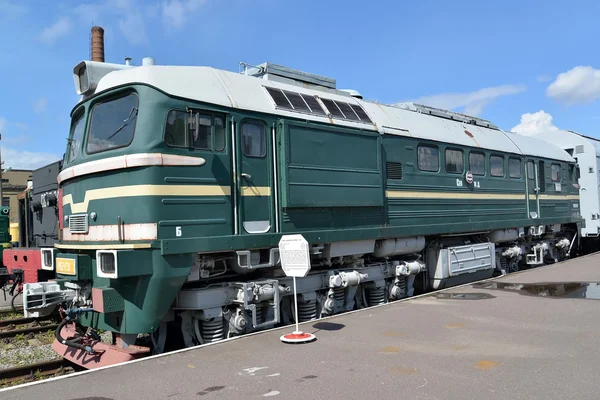 ST. PETERSBURG, RÚSSIA - JULHO 23, 2015: A locomotiva DM62-1 custa na plataforma — Fotografia de Stock