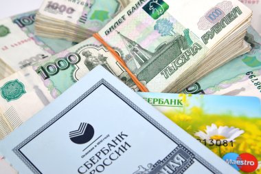 Kaliningrad, Rusya - 13 Mayıs 2016: Paketleri bin-Rublesi Not, tasarruf kitaba ve Sberbank Rusya'nın plastik kart