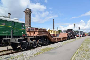 St. Petersburg, Rusya - 23 Temmuz 2015: Taşıyıcı sekiz-aks maliyeti alansal türü No 39110341 yolları