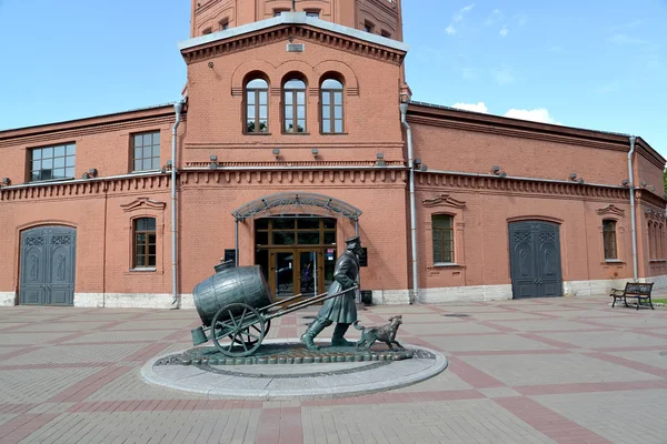 St. Petersburg, Ryssland - 15 juli 2015: Ett monument till St. Petersburg vatten transportören på museet "World Water St. Petersburg territorium" — Stockfoto