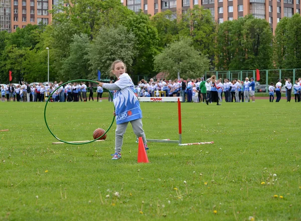 KALININGRAD, RUSSIA - MAY 15, 2016: The little girl throws a hoop at the competitions "Cheerful Starts" — Stock Photo, Image