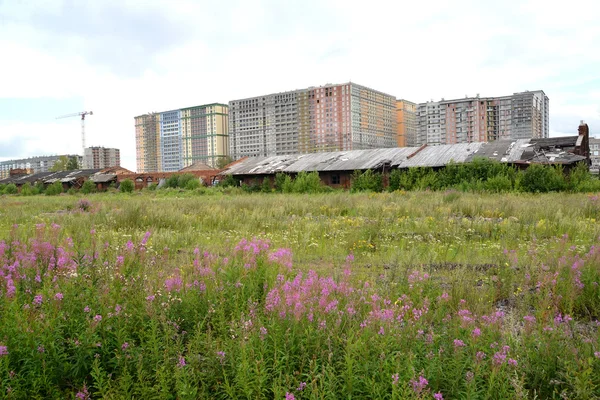 View of a housing estate under construction. St. Petersburg — Stock Photo, Image