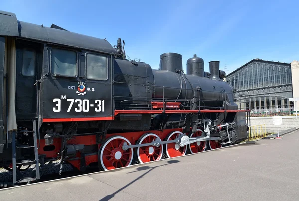 ST. PETERSBURG, RUSIA - 23 DE JULIO DE 2015: El motor de carga de Em 730-31 en la plataforma de la estación de Varsovia — Foto de Stock