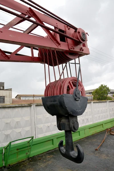 ST. PETERSBURG, RUSSIA - JULY 23, 2015: Shod two-horned hook, hook suspension bracket, block (fragment of the railway Yanvarets DZh45 No. 71 crane) — Stock Photo, Image